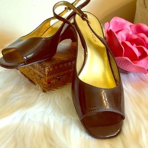 Brown open-toed pumps